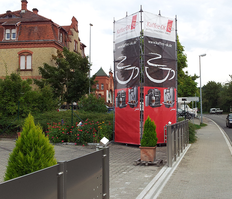 Bannerturm mit Stoffbanner Bruchsal Forst Karlsruhe